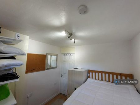 1 bedroom penthouse to rent - Photo 2