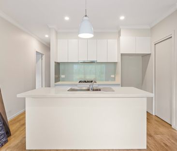 3 BEDROOM TOWNHOUSE WITH MODERN APPLIANCES THROUGHOUT - Photo 5