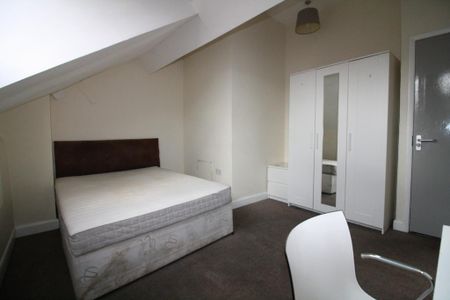 1 bedroom in a flat share to rent - Photo 3