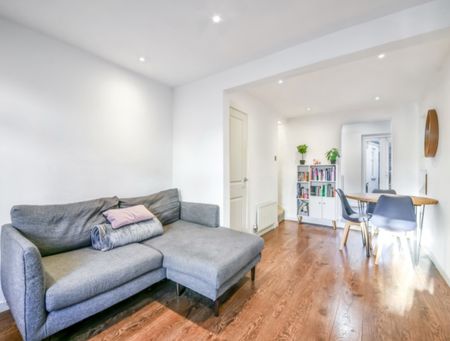 2 Bed Terraced House, Queen Street, CR0 - Photo 2