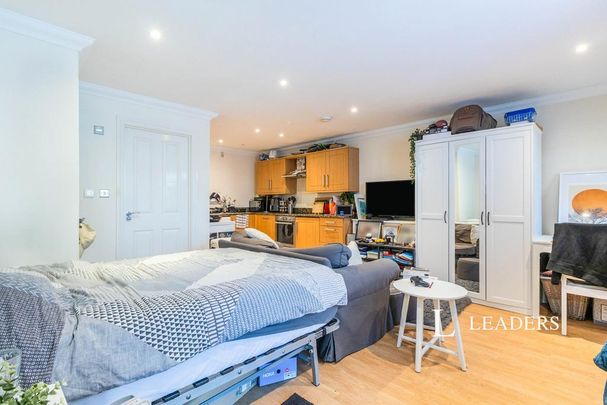 Studio to rent - Photo 1