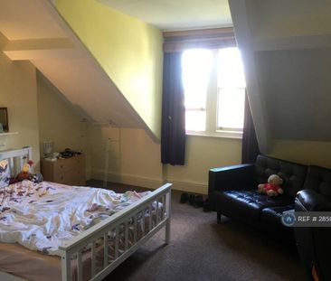 1 bedroom in a flat share to rent - Photo 4