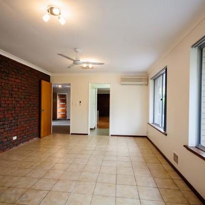 HUGE 6 x 2 spacious family home - Photo 1