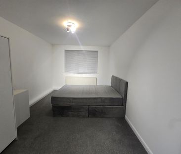 Pond Lees Close, Dagenham RM10, London - Photo 2