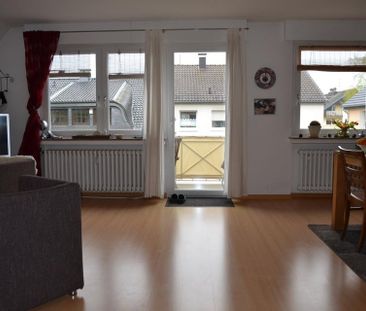 Schicke, großzügige 3-Zimmer-Dachgeschosswohnung mit schönem Balkon... - Photo 1