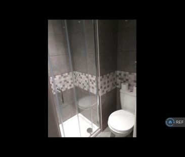 1 bedroom in a flat share to rent - Photo 4
