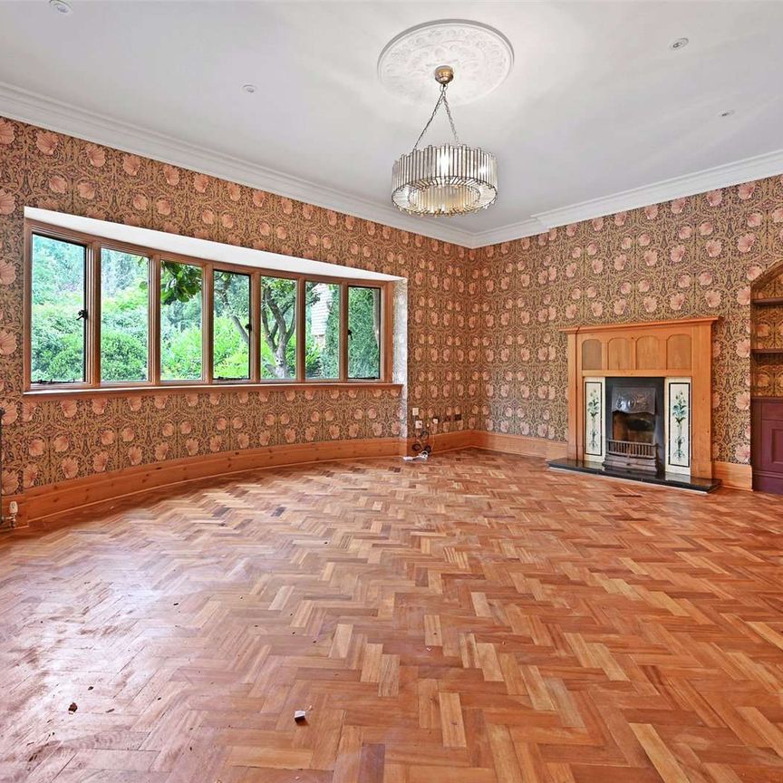 A beautifully presented and spacious six bedroom, five bathroom house. Offered unfurnished and available now. - Photo 1