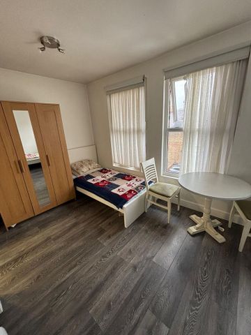 Studio to rent - Photo 2