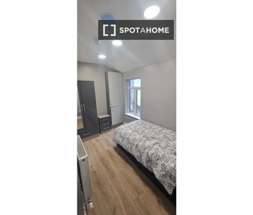 Room in shared 7-room apartment in Ballybough, Dublin - Photo 4