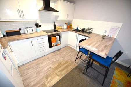 2 bedroom Flat in Flat 8, Leeds - Photo 3