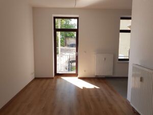 Schillerstr. 3, Wohnung 2 ~~~ Einbauküche, Balkon, eigener Gartenanteil, Bad mit Wanne & Dusche, Abstellraum, Keller, Stellplatz - Photo 1