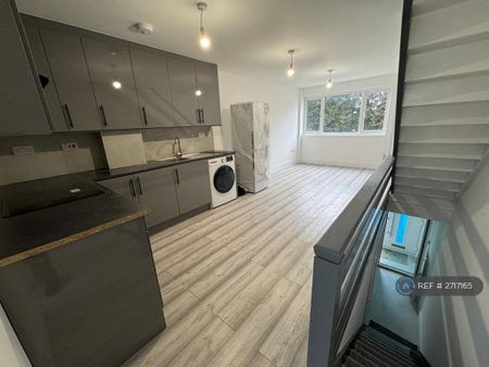 4 bedroom terraced house to rent - Photo 5