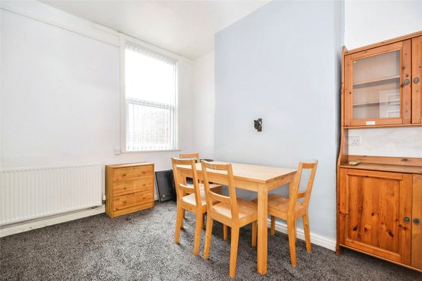 4 Bedroom Terraced - Photo 1