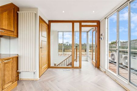 A modern three bedroom town house with river views and roof terrace in prestigious Harrods Village - Photo 5