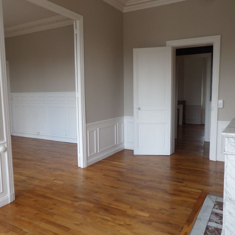 APPARTEMENT REIMS, Place du Forum - Photo 1