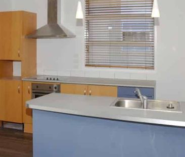 TERRACED HOUSE ON 3 LEVELS - Photo 1