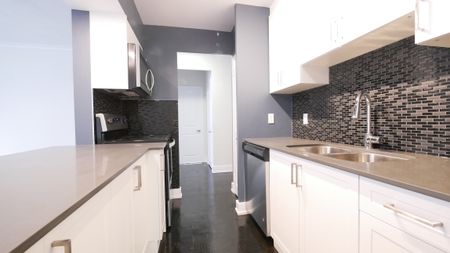 Waterfront Large Renovated 2 Bedroom Apartment Etobicoke - Photo 5