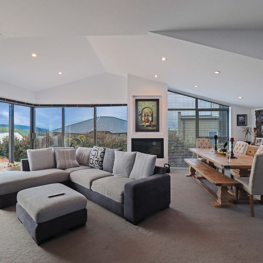 Immaculately presented executive four-bedroom family home - Photo 1