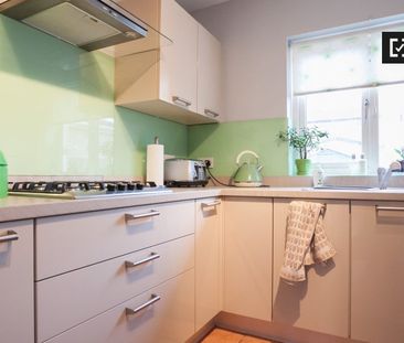 En-suite double bedroom in 3-bedroom house in Dublin - Photo 5
