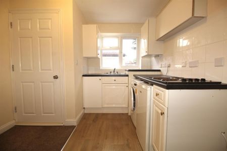 1 Bedroom Flat - Studio To Let - Photo 2