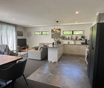 Sunny Modern 3-Bed, 2-Bath Home in Stoke - Photo 5