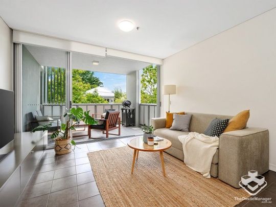 FURNISHED LARGE PADDINGTON 1 BEDROOM 1 BATHROOM APARTMENT 1 CARPARK - JUST 2KM FROM THE CBD - Photo 1