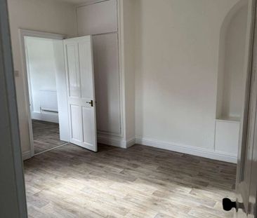 We are delighted to present this charming three-bedroom semi-detach... - Photo 4