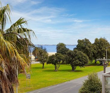 STUDIO APARTMENT WITH STUNNING BAY VIEWS - Photo 3