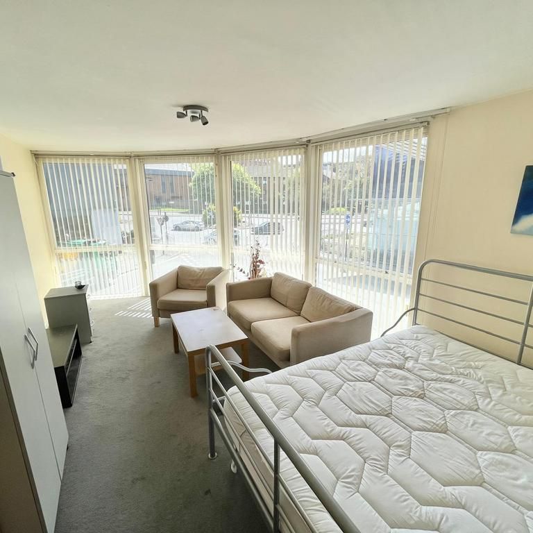 1 bedroom in a flat share to rent - Photo 1