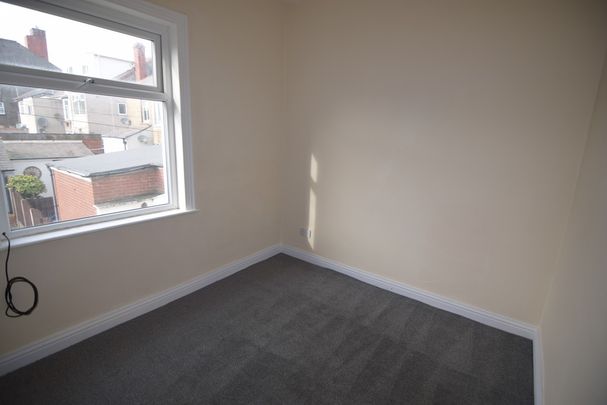 To Let 1 Bed Flat - Photo 1