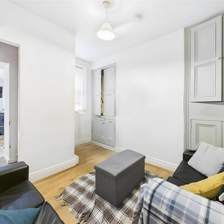 4 bedroom private hall to rent - Photo 1