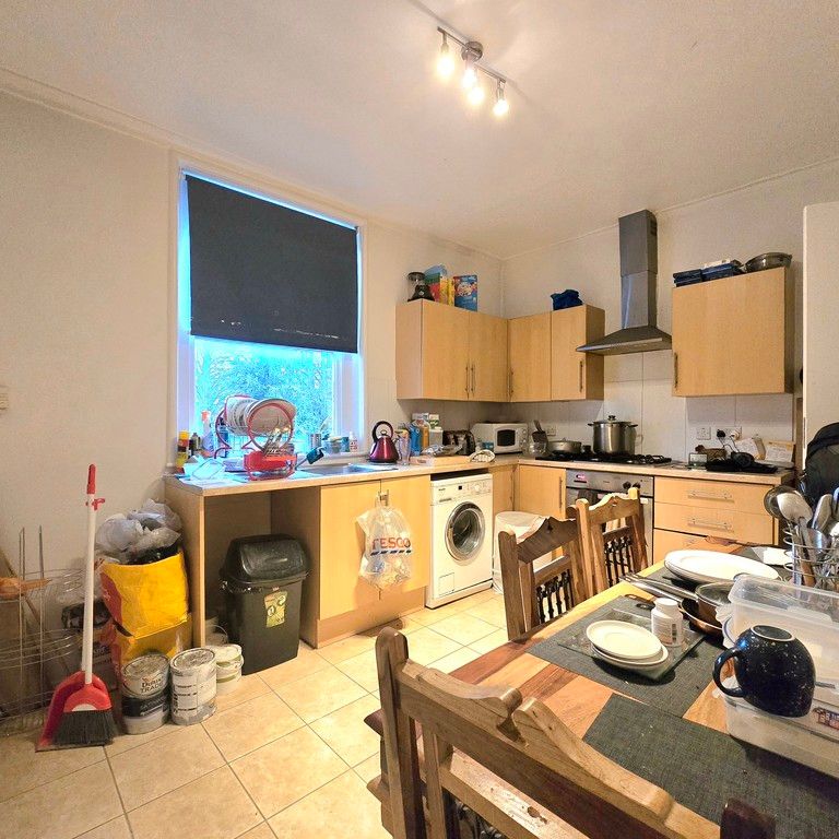 2 Bedroom Duplex Apartment, Lower Addiscombe Road, Croydon CR0 - Photo 1