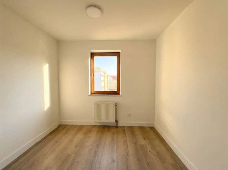 Prachtig 2 (+1)-slaapkamer appartement met terrasje, autostaanplaats en berging op een toplocatie nabij de Markt van Maaseik. - Photo 4