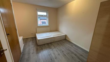 2 bedroom mews to rent - Photo 5