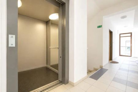 Pronájem výjimečného bytu 4+KK se dvěma terasami a garážovým stáním - Photo 3