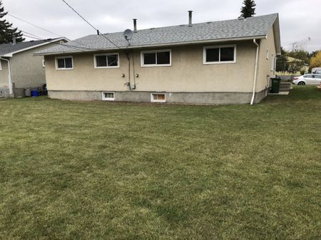 Small Pet Friendly, 2 Bedroom Duplex - Photo 2