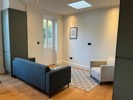 1 Bed Flat, Rosemont Road, W3 - Photo 2