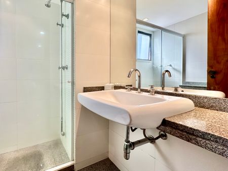 Lindo apartamento em prédio de luxo e vista mar para locação em Ipanema - Foto 4