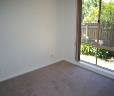 Spacious Three Bedroom Townhouse - Photo 4