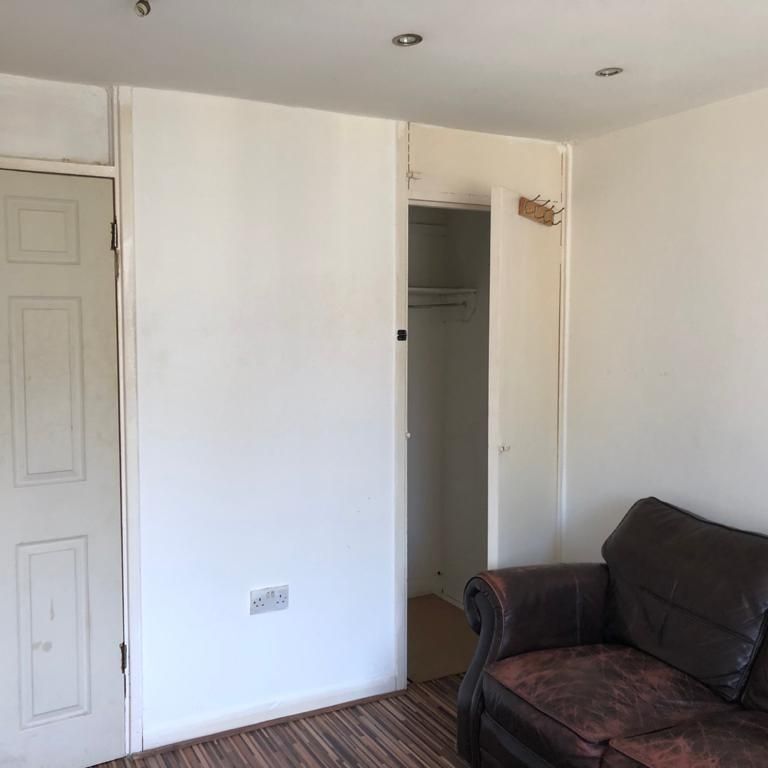 1 bedroom in a flat share to rent - Photo 1