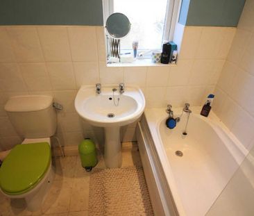 2 bedroom end of terrace house to rent - Photo 2