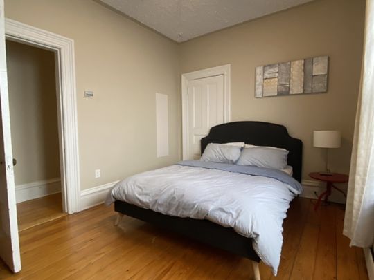 2315 Clifton – 2 BR 1 BATH NORTH END FLAT WITH PARKING AND LAUNDRY AVAILABLE NOW! - Photo 1