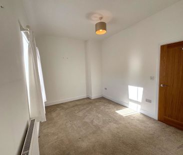 3 bedroom mid terrace to let - Photo 5