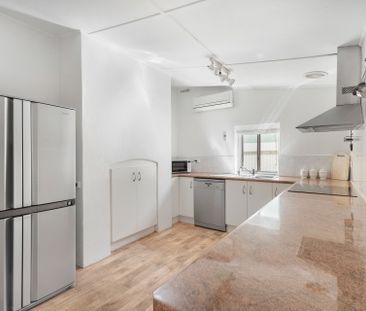 Open the Door To Character and Small Town Atmosphere - Photo 6