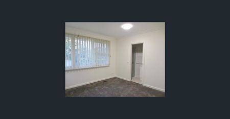 LIGHT FILLED 3 BEDROOM UNIT - LOCATED IN HEART OF MACLEOD - Photo 2