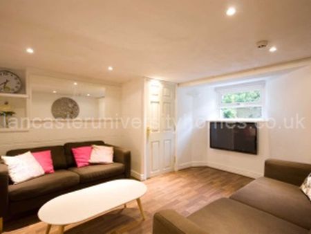 Large 6 Double Bedroom House Located in the heart of Lancaster Room 3 - Photo 2