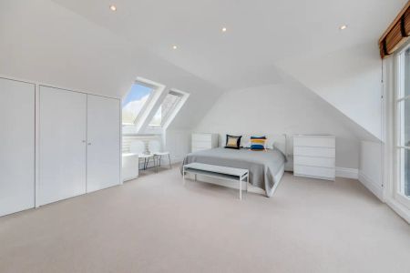 3 bedroom flat in Hampstead - Photo 4