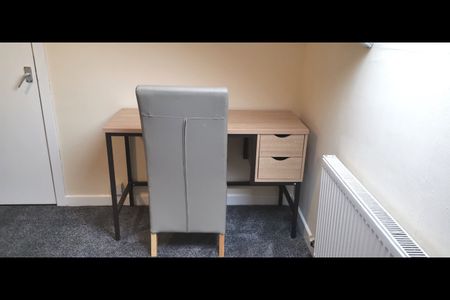 Room in a Shared House, Great Cheetham Street West, M7 - Photo 3