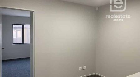 Modern & Spacious Townhouse in Central Papatoetoe - Photo 2