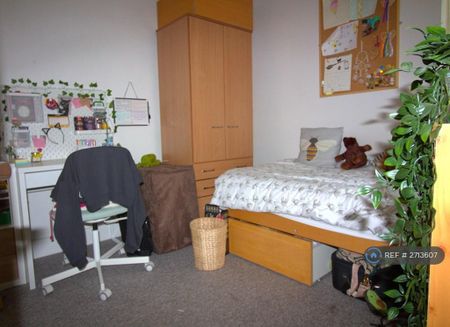 3 bedroom flat to rent - Photo 4